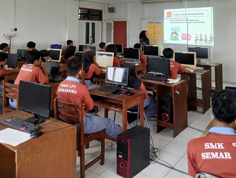 Kegiatan Edukasi Keuangan di SMK Dr. Tjipto Semarang dan SMK LPI Semarang - Prinsip dan Seni Mengelola Uang
