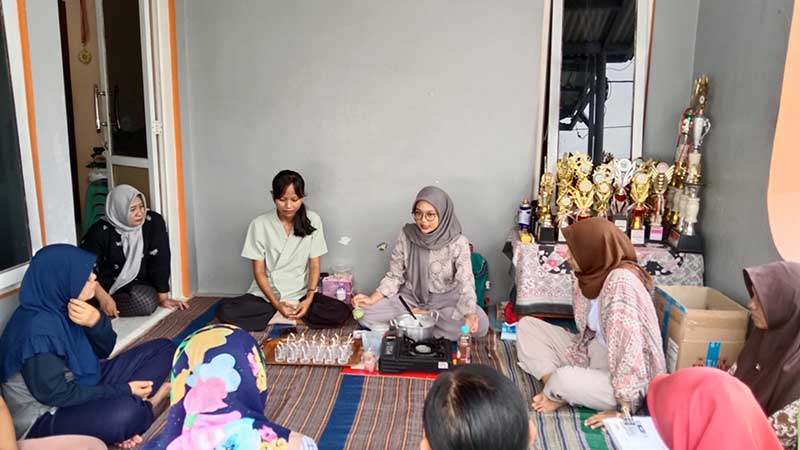 Pelatihan Pembuatan Lilin Aromaterapi dari Minyak Jelantah - Perum Kandri Pesona Asri 